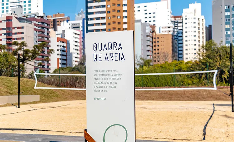 Quadra de areia com placa Quadra de Areia, na praça do Kaa