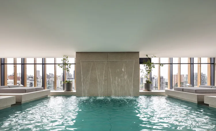 Spa do VAZ Batel com piscina e cascata de fundo