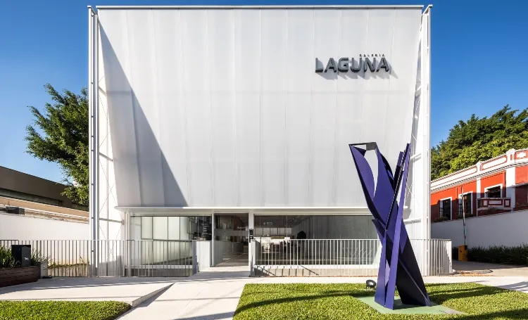 Fachada da Galeria Laguna com escultura azul
