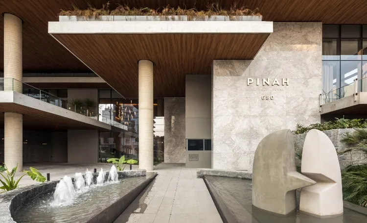 Acesso do PINAH com escultura clara e espelho d'água