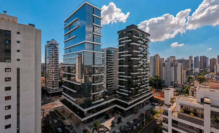 Fachada do BIOOS vista do alto, na esquina de rua de Curitiba