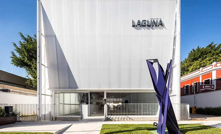 Fachada da Galeria Laguna com escultura azul