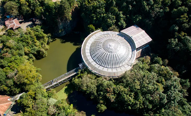 Vista aérea da Ópera de Arame em meio ao verde