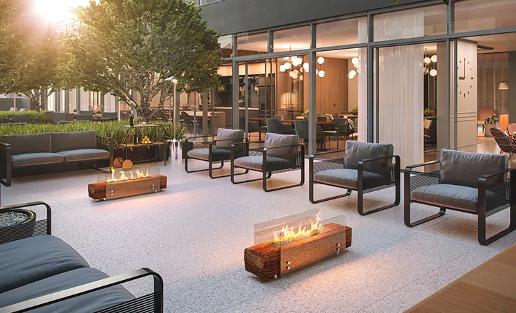 Terraço com lareiras de mesa e poltronas em frente ao salão
