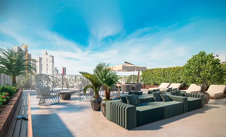 Terraço com sofás verdes, palmeiras e espreguiçadeiras