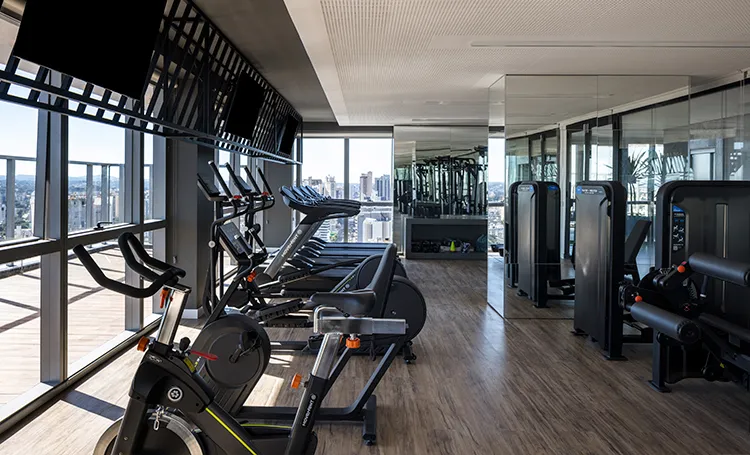 Academia do BIOOS Health com esteiras e bicicletas