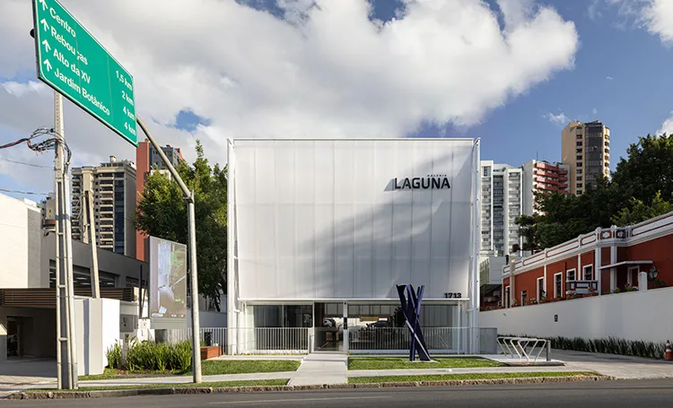 Galeria Laguna vista da rua com placa de sinalização