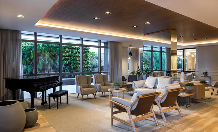 Sala de piano do BIOOS Home com poltronas e jardim vertical
