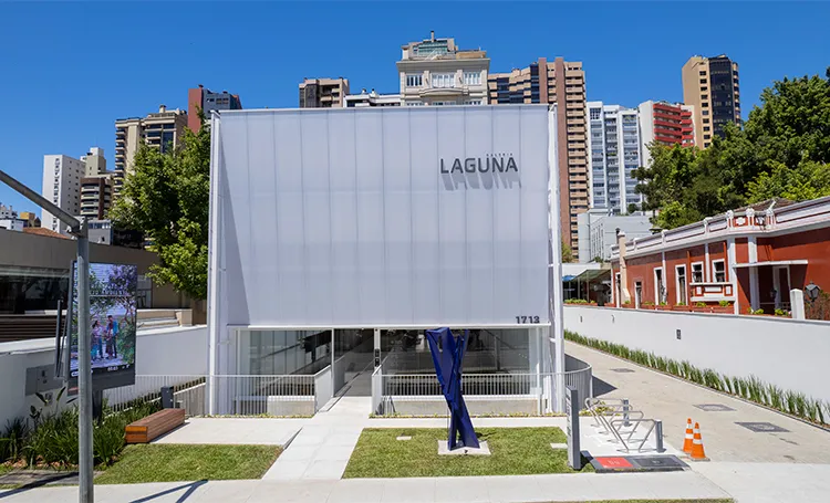 Galeria Laguna com fachada translúcida e escultura azul