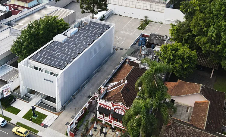 Vista aérea da Galeria Laguna com painéis solares na cobertura