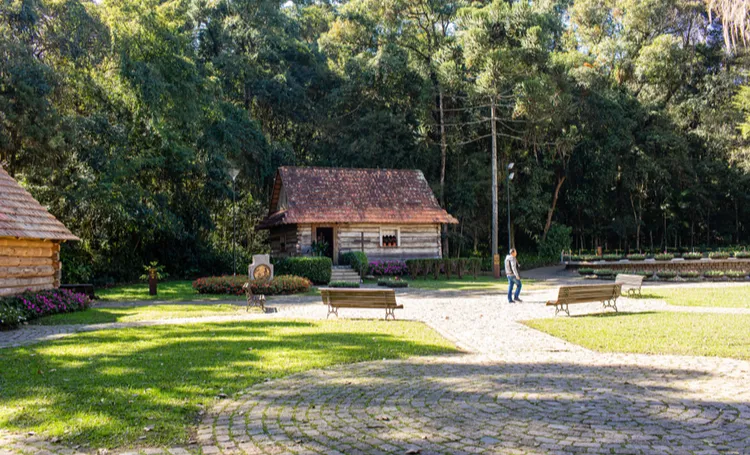 Memorial da Imigração Polonesa em Curitiba, com casas de madeira no bosque