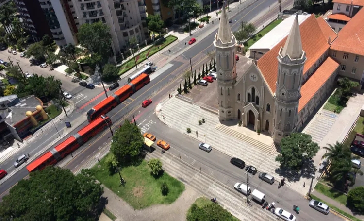 Vista aérea da catedral e de corredor de ônibus em Curitiba