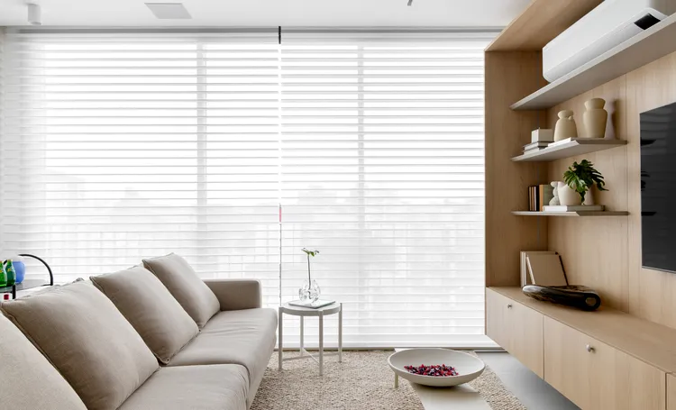 Sala do decorado do VAZ Batel com sofá e cortinas