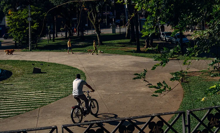 Ciclista em caminho curvo de praça em Curitiba