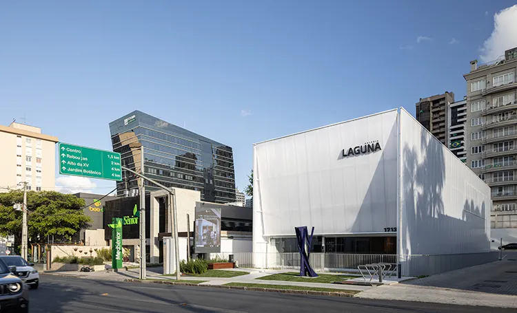 Galeria Laguna na esquina com placa de sinalização