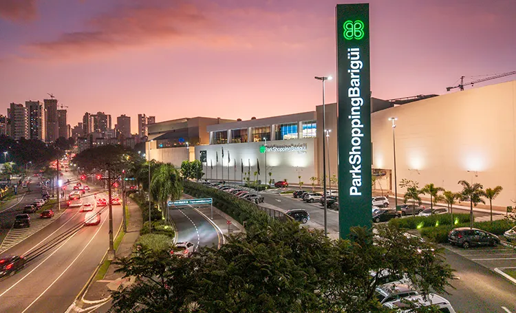 ParkShoppingBarigui e avenida ao entardecer