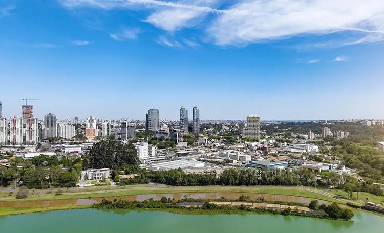 Região do Parque Barigui vista do alto, com lago