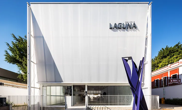 Fachada da Galeria Laguna com escultura azul em primeiro plano