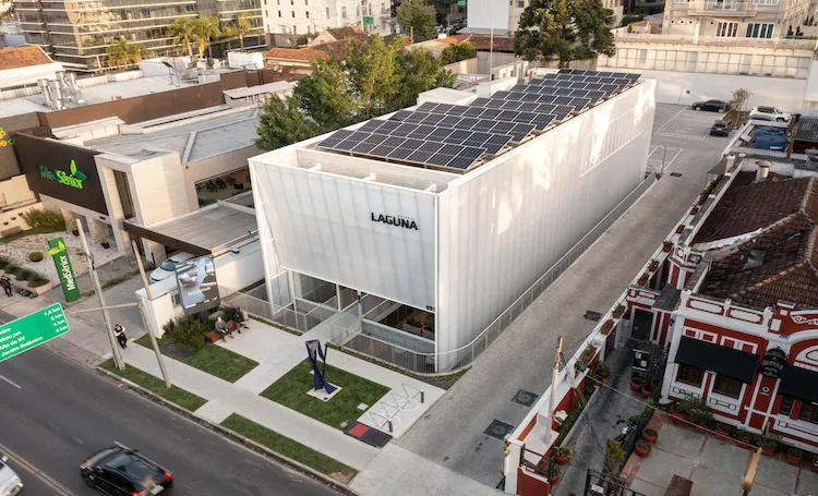 Vista aérea da Galeria Laguna com painéis solares na cobertura