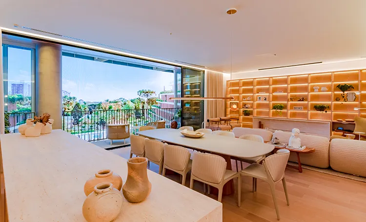 Sala de jantar integrada com mesa grande, estante de madeira e varanda