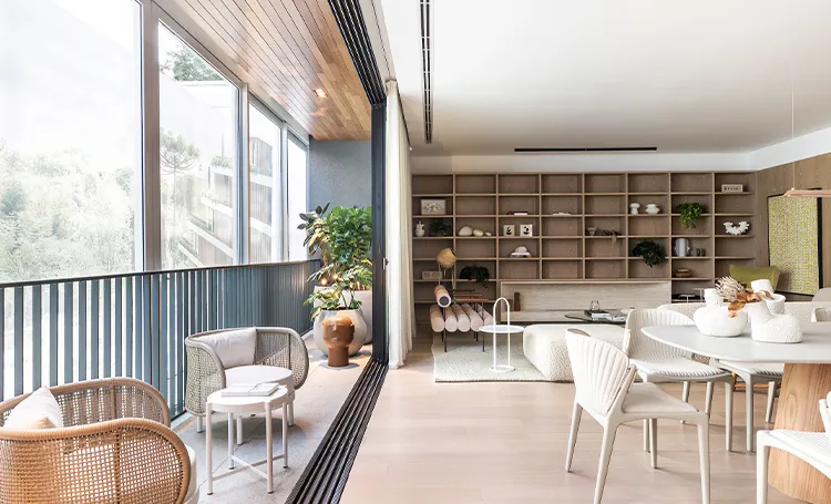 Varanda aberta para a sala de estar e jantar do decorado do KAA