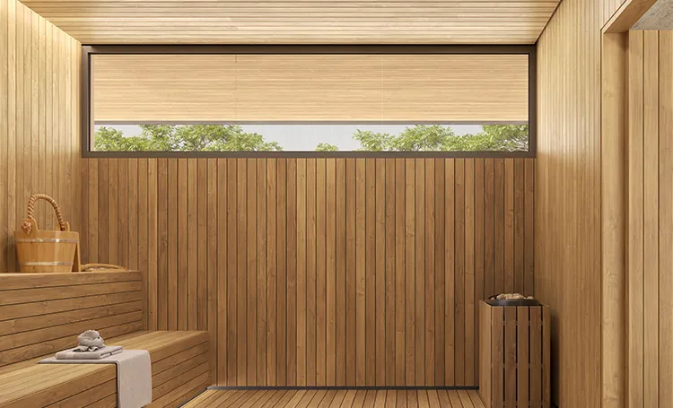 Sauna com paredes e bancos de madeira e janela horizontal, no Kaa