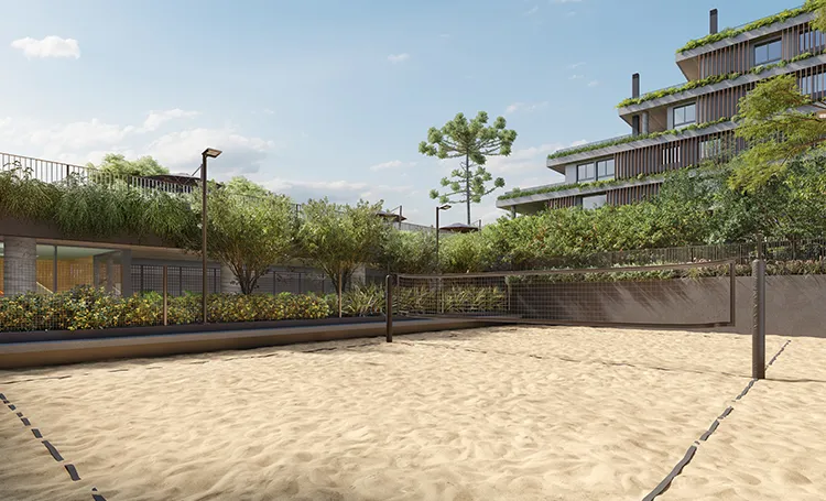 Quadra de areia com araucária e terraços verdes do Kaa ao fundo