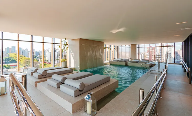 Spa do VAZ Batel com espelho d'água, camas de repouso e vista da cidade