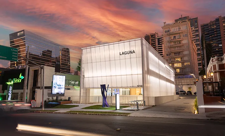 Galeria Laguna ao entardecer com céu rosado