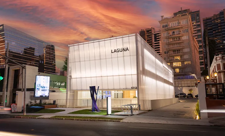 Galeria Laguna ao entardecer com céu alaranjado