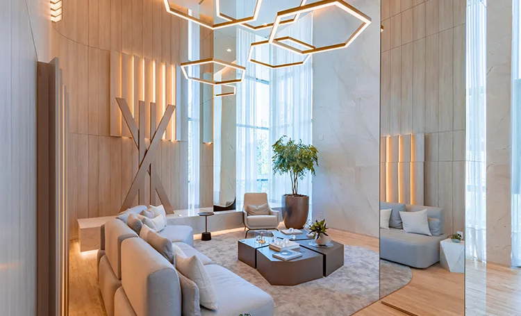 Hall social do Mai Terraces com luminária hexagonal e sofás