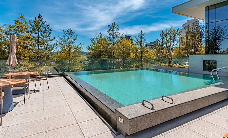 Piscina de borda infinita no terraço do Mai Terraces
