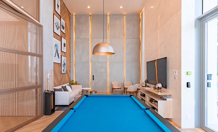 Sala de jogos do Mai Terraces com mesa de bilhar azul