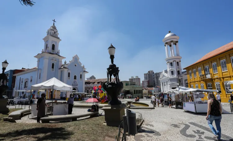 Largo da Ordem em Curitiba com igreja, feira e calçamento em mosaico