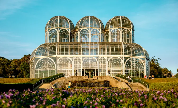 Estufa do Jardim Botânico de Curitiba com canteiro florido