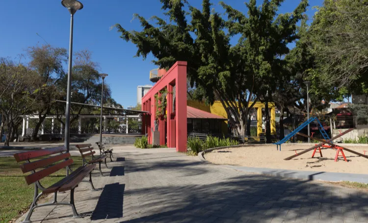 Morar no Batel pela Vicente Machado: praças, parque e galerias a pé