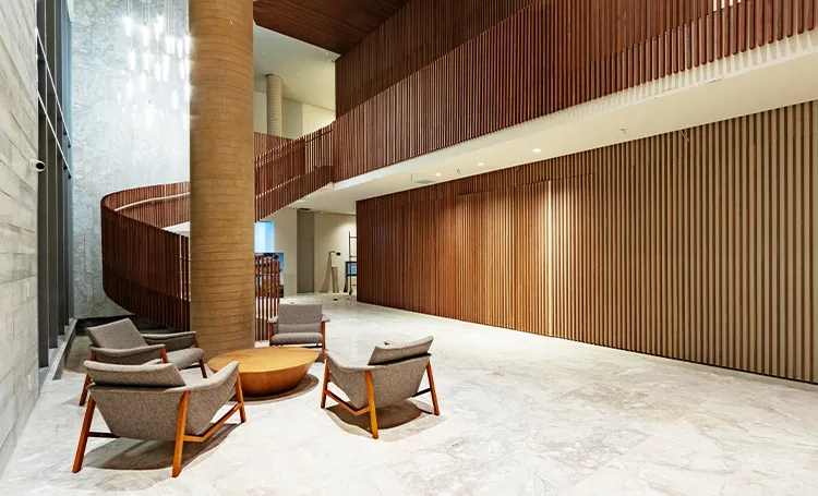 Hall do PINAH com pé-direito duplo, escada curva e poltronas