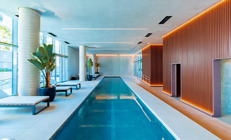Piscina coberta de raia longa com painéis de madeira, no PINAH