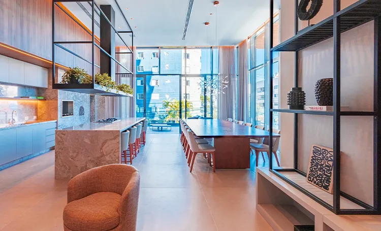 Espaço gourmet com bancada de pedra e estantes metálicas, no PINAH