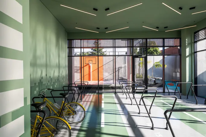Bike station do ÁMPIO com bicicletas e paredes verdes