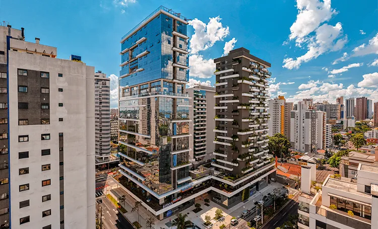Fachada do BIOOS entre prédios do Bigorrilho