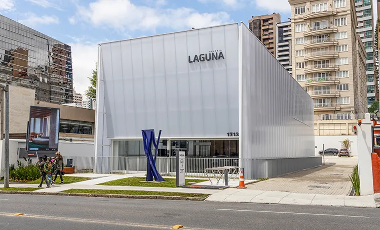 Galeria Laguna vista da rua com escultura azul