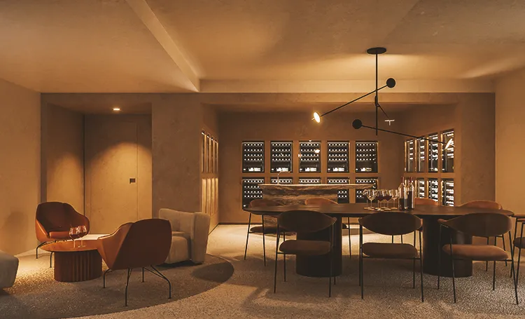 Cave de vinhos com mesa de madeira, poltronas e adega ao fundo, no Trevi Batel