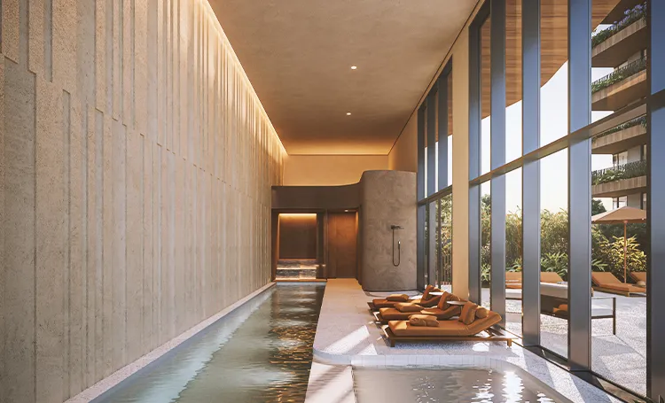 Corredor com piscina estreita, espreguiçadeiras e janelões, no Trevi Batel