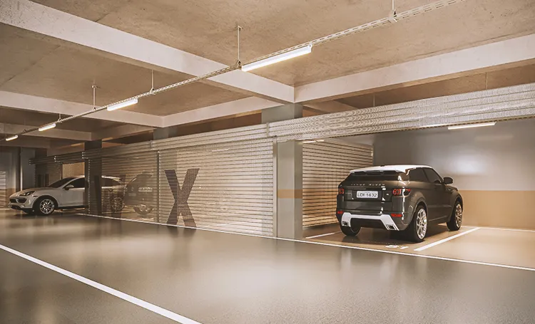 Garagem com duas vagas e carros, com painel de ripas ao fundo