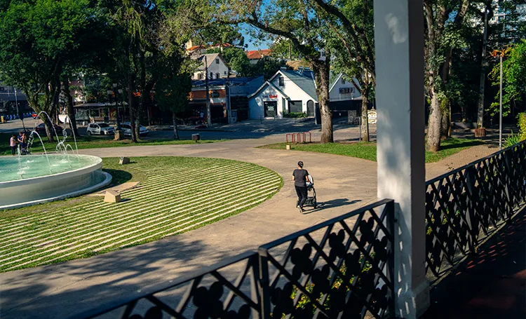 Praça da Espanha no Batel com fonte e gramado