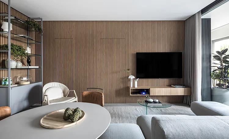 Sala com painel ripado, estante metálica e TV