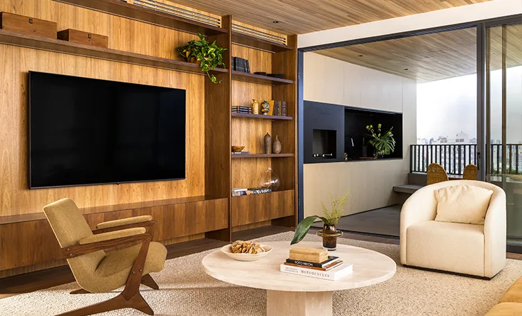 Estar com painel de TV em madeira no decorado do ZAHI Taunay