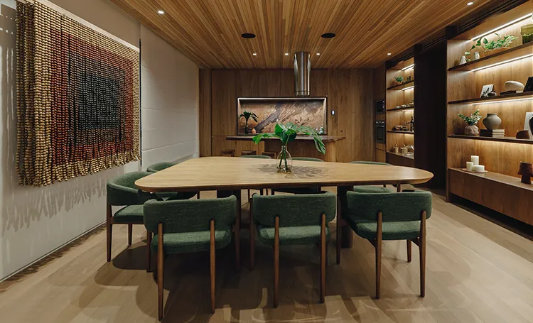 Sala de jantar do decorado do ZAHI Taunay com estantes