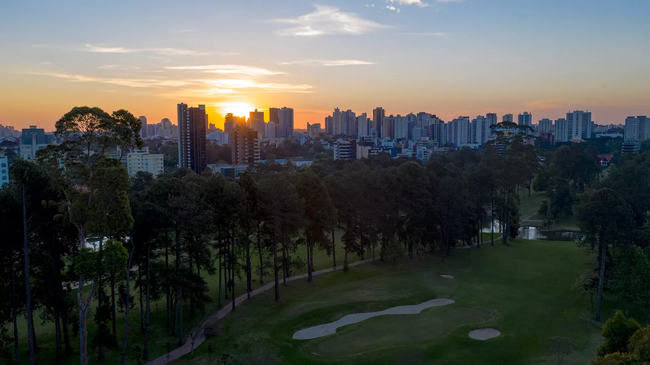 Skyline e campo de golfe ao pôr do sol, ALMÁA Cabral